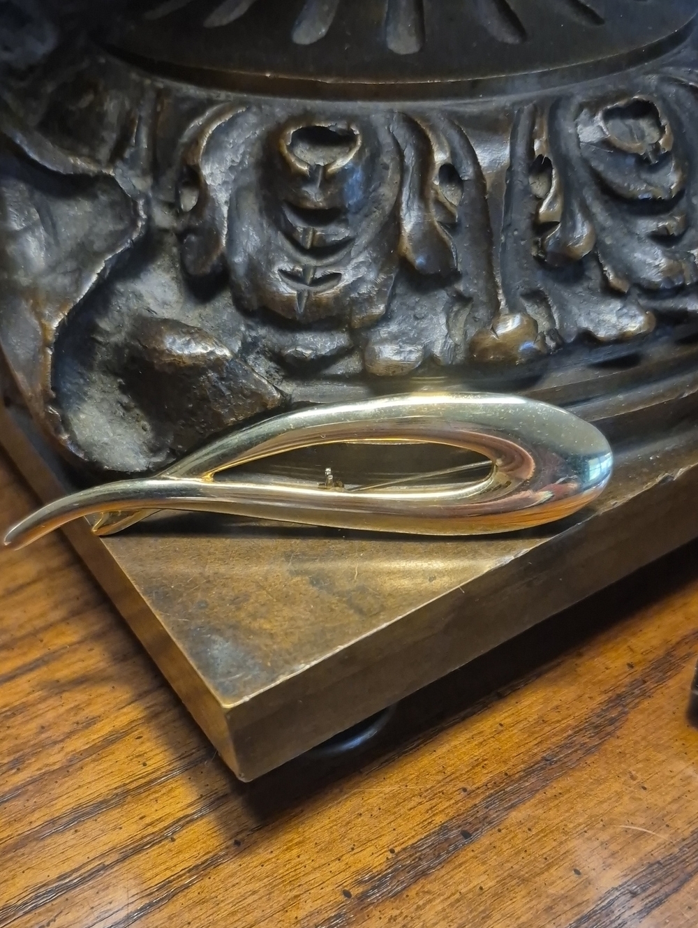Vintage Gold-tone Swirl Swoosh Brooch